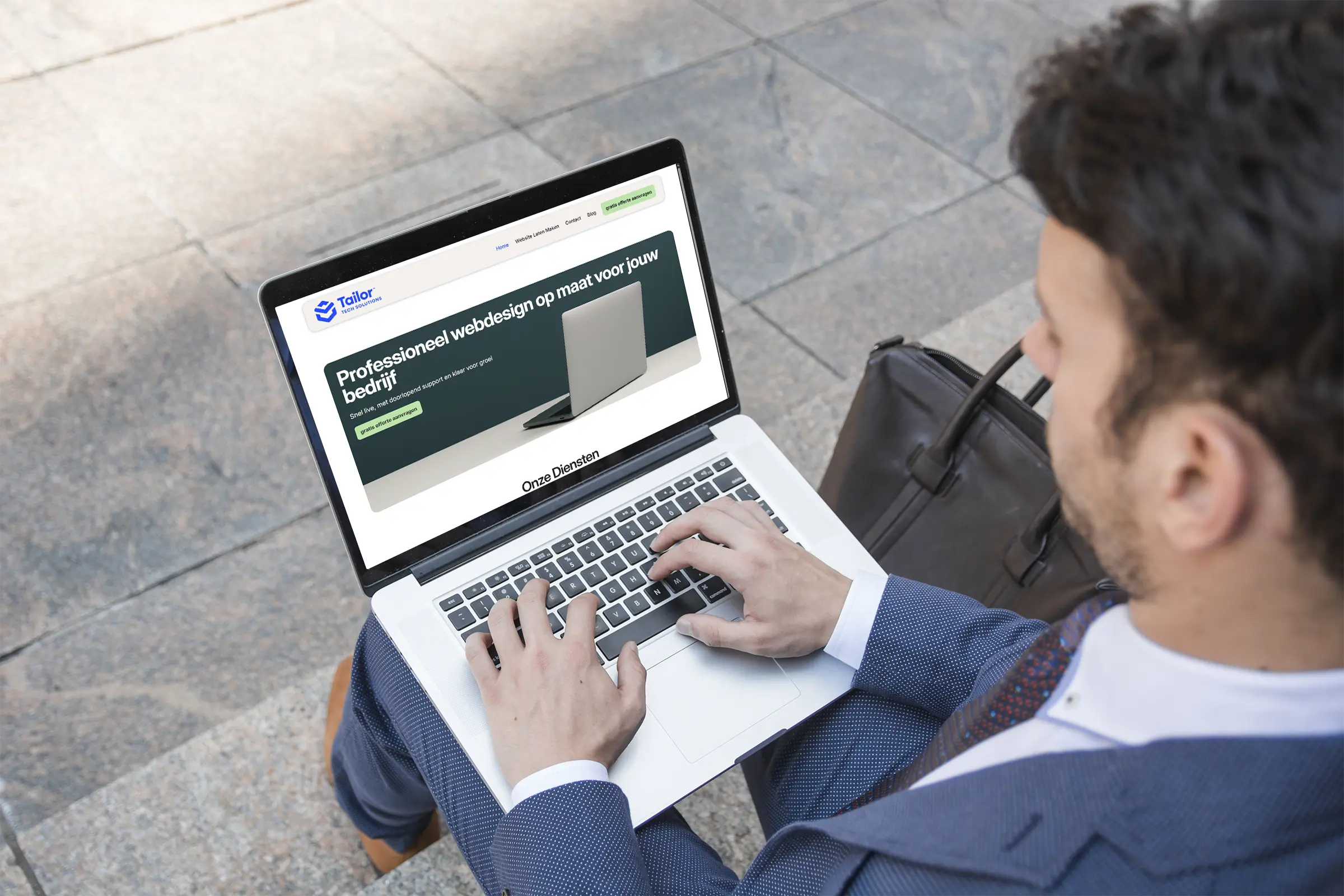 Persoon die website van tailor tech solutions aan het gebruiken is op een iphone